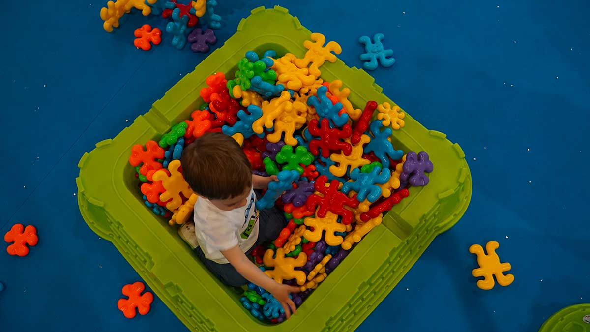 gioco piscina costruzioni giganti per piccoli